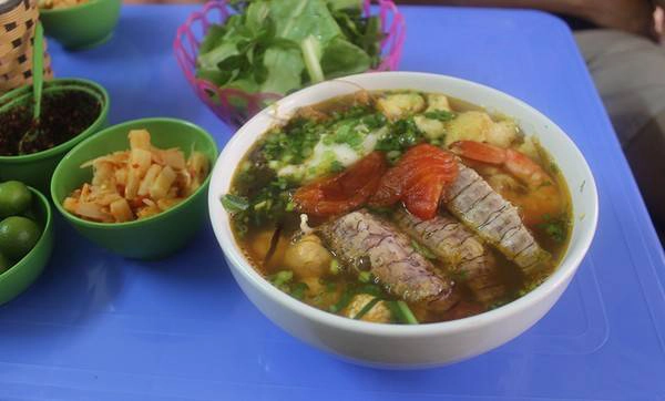 Tô bún hải sản đầy đủ giá 40.000 đồng ở chợ Châu Long - một địa chỉ bún hải sản được lòng khá nhiều thực khách.