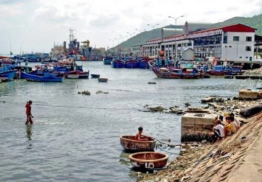 Cảng cá Hòn Rớ (Nha Trang) là chợ hải sản lớn nhất khu vực Nam Trung Bộ. Cảng họp từ sớm đến khuya, hầu như lúc nào cũng tất bật nhộn nhịp cảnh mua bán.