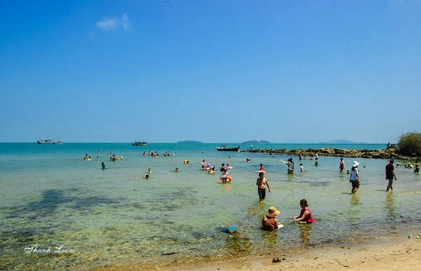 Bãi tắm ở hòn Tre lớn là một bãi tắm sạch đẹp vào bậc nhất trong các bãi tắm thuộc khu vực Hà Tiên. Nước biển trong xanh vì nằm ngoài khơi xa, biển có phần sạch sẽ hơn. Các bạn có thể lặn ngắm những rạn san hô, bắt ốc, cầu gai và tự tay chế biến những món ăn tươi ngon, thưởng thức tại bãi biển…