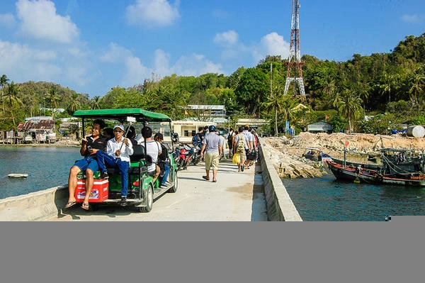 Khi tàu cập cảng, bạn có thể đi một vòng quanh đảo và đến các quán ăn bằng xe điện là trải nghiệm thú vị nơi đây.