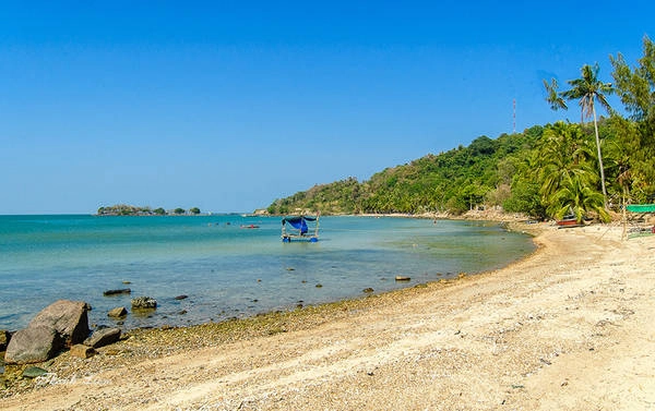 Đây là một quần đảo còn hoang sơ đang được đầu tư và khai thác du lịch. Trong hành trình khám phá quần đảo Hải Tặc, du khách sẽ được thả mình trên những bãi biển hoang sơ và  thơ mộng làm say lòng du khách.