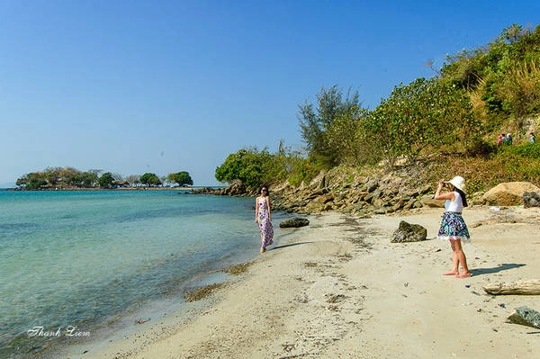 Đảo có diện tích nhỏ, nên bạn có thể bách bộ để ngắm cảnh và chụp ảnh cũng như quan sát những nét sinh hoạt của người dân.