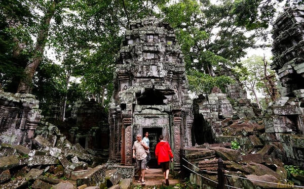 Bên cạnh hòn đảo Koh Rong Samloem tuyệt đẹp, những món ăn hấp dẫn thì những ngôi đền Angkor với vẻ đẹp huyền bí cũng là lựa chọn không thể bỏ qua trong hành trình khám phá đất nước chùa tháp của các du khách. Bên cạnh hòn đảo Koh Rong Samloem tuyệt đẹp, những món ăn hấp dẫn thì những ngôi đền Angkor với vẻ đẹp huyền bí cũng là lựa chọn không thể bỏ qua trong hành trình khám phá đất nước chùa tháp của các du khách.