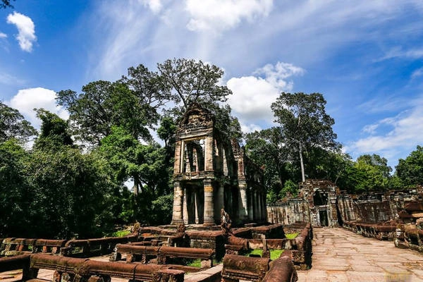 Ngôi đền toát lên cái vẻ cổ kính, tôn nghiêm, thiêng liêng và hoang dã. Năm 1191, đền Preah Khan được vua Jayavarman VII xây để tưởng niệm cha mình là vua Jayavarman VI. Trước đó vua Jayavarman VII đã xây dựng đền Ta Prohm dành cho mẹ của ngài. Ngôi đền này là ngôi đền Phật giáo. Ngôi đền toát lên cái vẻ cổ kính, tôn nghiêm, thiêng liêng và hoang dã. Năm 1191, đền Preah Khan được vua Jayavarman VII xây để tưởng niệm cha mình là vua Jayavarman VI. Trước đó vua Jayavarman VII đã xây dựng đền Ta Prohm dành cho mẹ của ngài. Ngôi đền này là ngôi đền Phật giáo.