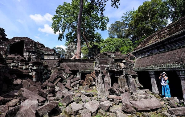 Ngôi đền nằm cách xa trung tâm, nằm ở phía đông bắc của Angkor Thom nên du khách ít khi đến tham quan vì quá xa. Ngôi đền nằm cách xa trung tâm, nằm ở phía đông bắc của Angkor Thom nên du khách ít khi đến tham quan vì quá xa.
