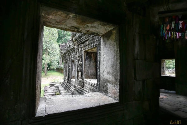Ở đây, các bức tượng Phật đa phần đều bị hư hỏng do sự băng hoại qua thời gian. Thế nhưng, ai đến đền Banteay Kdei chiêm bái đều cảm nhận sự linh thiêng cũng như kỳ bí khi bước chân vào đền. Ở đây, các bức tượng Phật đa phần đều bị hư hỏng do sự băng hoại qua thời gian. Thế nhưng, ai đến đền Banteay Kdei chiêm bái đều cảm nhận sự linh thiêng cũng như kỳ bí khi bước chân vào đền.