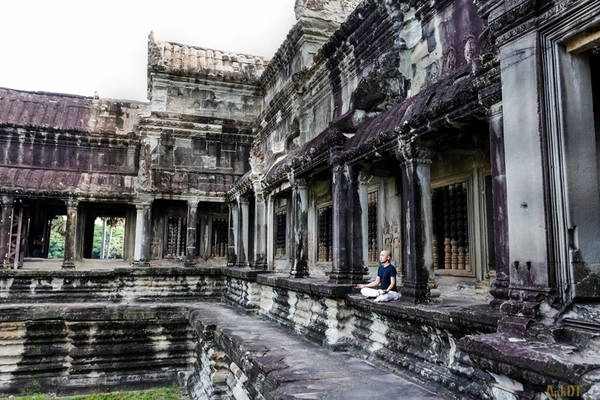 Angkor Wat được xem như là anh cả của các ngôi đền ở Campuchia, là đỉnh cao của kiến trúc Khmer. Nơi đây được UNESCO công nhận là di sản văn hóa thế giới và là điểm đến không thể bỏ qua cho du khách khi đến thăm đất nước chùa tháp này. Angkor Wat được xem như là anh cả của các ngôi đền ở Campuchia, là đỉnh cao của kiến trúc Khmer. Nơi đây được UNESCO công nhận là di sản văn hóa thế giới và là điểm đến không thể bỏ qua cho du khách khi đến thăm đất nước chùa tháp này.