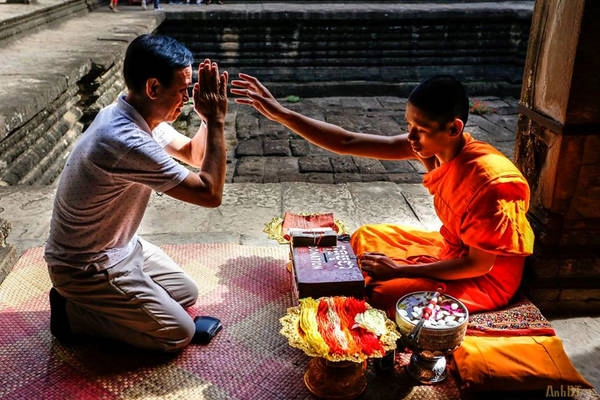 Một nghi lễ trong đền Angkor Wat - nghi lễ buộc chỉ cổ tay để xin may mắn, sức khỏe. Chỉ đỏ tượng trưng cho sự may mắn, chỉ vàng tượng trưng cho sức khoẻ. Một nghi lễ trong đền Angkor Wat - nghi lễ buộc chỉ cổ tay để xin may mắn, sức khỏe. Chỉ đỏ tượng trưng cho sự may mắn, chỉ vàng tượng trưng cho sức khoẻ.
