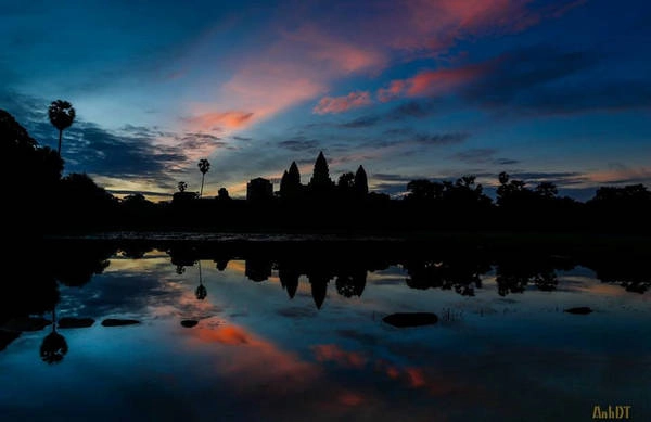 Đền Angkor Wat được xây dựng vào thế kỷ 11 bởi vua Suryavarman II. Ban đầu, ngôi đền được xây dựng dành cho những người theo đạo Hindu, nhưng khi Vương triều Khmer theo Phật giáo thì ngôi đền Angkor Wat trở thành nơi thờ cúng của các Phật tử. Đền Angkor Wat được xây dựng vào thế kỷ 11 bởi vua Suryavarman II. Ban đầu, ngôi đền được xây dựng dành cho những người theo đạo Hindu, nhưng khi Vương triều Khmer theo Phật giáo thì ngôi đền Angkor Wat trở thành nơi thờ cúng của các Phật tử.