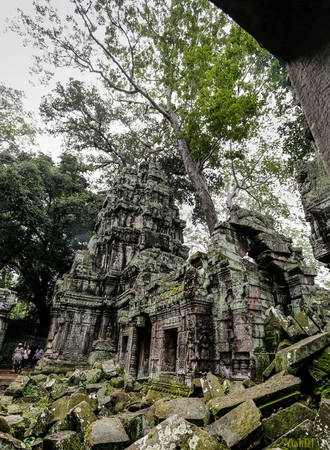 Không giống như các ngôi đền khác ở Angkor, Ta Prohm dường như rơi vào quên lãng. Ngôi đền trở nên nổi tiếng sau khi là bối cảnh trong bộ phim "Bí mật ngôi mộ cổ" với sự góp mặt của diễn viên nổi tiếng Angelina Jolie. Không giống như các ngôi đền khác ở Angkor, Ta Prohm dường như rơi vào quên lãng. Ngôi đền trở nên nổi tiếng sau khi là bối cảnh trong bộ phim "Bí mật ngôi mộ cổ" với sự góp mặt của diễn viên nổi tiếng Angelina Jolie.