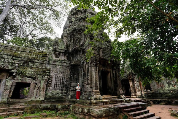 Một góc đền với kiến trúc còn khá nguyên vẹn trong Ta Prohm. Một góc đền với kiến trúc còn khá nguyên vẹn trong Ta Prohm.
