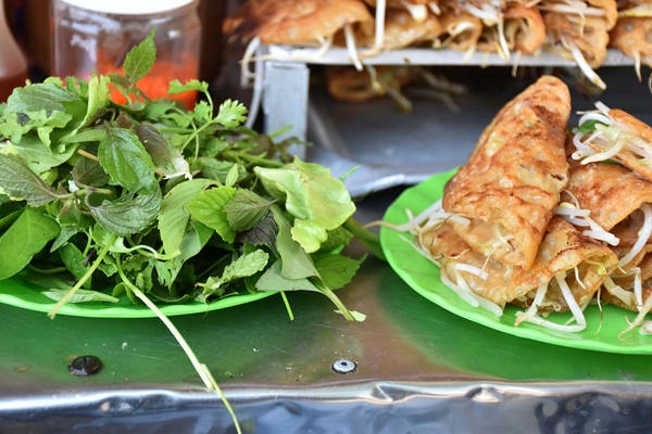 Ngày 3: Dậy sớm, chúng tôi ăn sáng với bánh xèo, rồi sau đó tiến thẳng về đập Nha Trinh, là đập nước cổ xưa nhất Việt Nam. Đập được xây dựng vào thế kỷ thứ 7. Trải qua hơn 800 năm, đập vẫn là công trình thủy lợi lớn của Ninh Thuận.