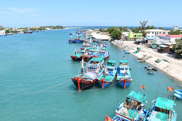 Dưới cái nắng như thiêu đốt, chúng tôi tiếp tục cuộc hành trình trên con đường ven biển, chạy ngang qua những cánh đồng muối trắng tinh, hải đăng Mũi Dinh, đồi cát Nam Cương, vườn quốc gia Núi Chúa. Hàng chục cây số bỏ lại sau lưng. Trong ảnh: một bến thuyền dưới chân cầu. Những con thuyền ngủ trưa trên làn nước xanh ngọc bích.