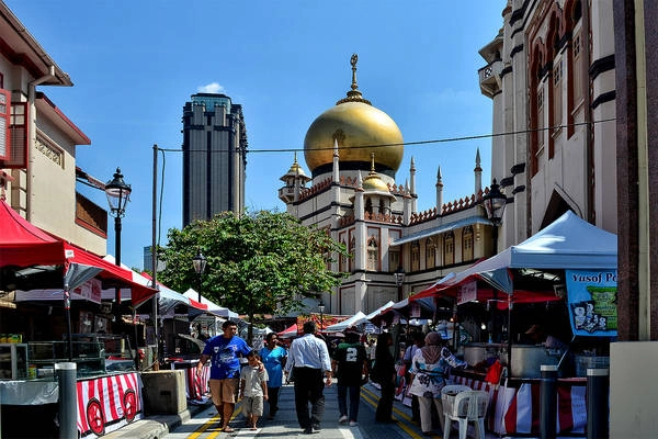 Các quầy hàng chuyên bán đồ chay trong tháng Ramadan ở phía trước các nhà thờ Hồi giáo tại Kampong Glam. Ảnh: flickr.com Các quầy hàng chuyên bán đồ chay trong tháng Ramadan ở phía trước các nhà thờ Hồi giáo tại Kampong Glam. Ảnh: flickr.com