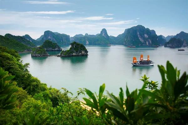Vịnh Hạ Long, kỳ quan thiên nhiên thế giới, sẽ khiến bạn mê mẩn với những núi đá vôi trên biển, hải sản ngon. Ngoài ra, khi đến đây, bạn đừng quên ghé thăm nhiều quần đảo hoang sơ như Ti tốp, Cô Tô, Quan Lạn hay động Thiên Cung... Ảnh: Vietnamtourism. Vịnh Hạ Long, kỳ quan thiên nhiên thế giới, sẽ khiến bạn mê mẩn với những núi đá vôi trên biển, hải sản ngon. Ngoài ra, khi đến đây, bạn đừng quên ghé thăm nhiều quần đảo hoang sơ như Ti tốp, Cô Tô, Quan Lạn hay động Thiên Cung... Ảnh: Vietnamtourism.