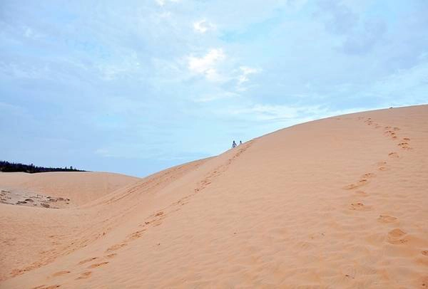 Phan Thiết: Không còn là mùa du lịch biển, song Phan Thiết không chỉ có biển, mà còn có đồi cát, tháp Chàm, hải sản, đặc sản. Ảnh: Văn Tuấn. Phan Thiết: Không còn là mùa du lịch biển, song Phan Thiết không chỉ có biển, mà còn có đồi cát, tháp Chàm, hải sản, đặc sản. Ảnh: Văn Tuấn.