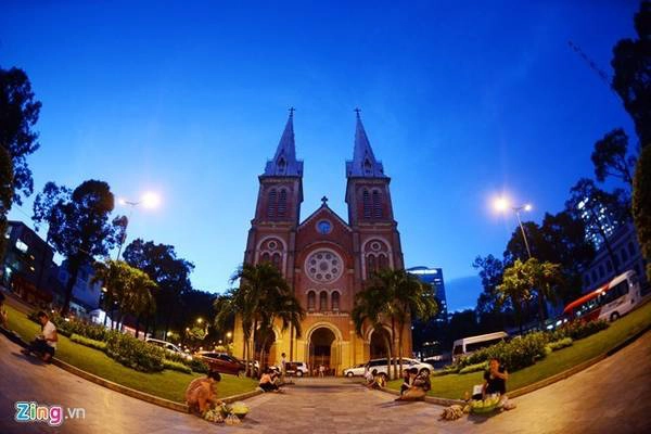 TP HCM: "Hòn ngọc viễn đông" đón khách với những công trình kiến trúc Pháp tuyệt đẹp, những tòa nhà cao tầng lung linh trong đêm, nhiều ngôi chợ có bề dày lịch sử cùng hệ thống ẩm thực bản địa và quốc tế phong phú. Ảnh: Tuấn Mark. TP HCM: "Hòn ngọc viễn đông" đón khách với những công trình kiến trúc Pháp tuyệt đẹp, những tòa nhà cao tầng lung linh trong đêm, nhiều ngôi chợ có bề dày lịch sử cùng hệ thống ẩm thực bản địa và quốc tế phong phú. Ảnh: Tuấn Mark.
