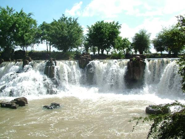 Đông Nam bộ: Du lịch của miền Đông nổi bật các tên như Đồng Nai, Bình Dương, Bình Phước. Mỗi tỉnh có những điểm đến đặc trưng và được đầu tư cơ sở hạ tầng khác nhau. Tuy nhiên, đều gặp nhau ở loại hình du lịch khám phá hơn là nghỉ dưỡng. Ảnh: Tuethien/KDL thác Giang Điền. Đông Nam bộ: Du lịch của miền Đông nổi bật các tên như Đồng Nai, Bình Dương, Bình Phước. Mỗi tỉnh có những điểm đến đặc trưng và được đầu tư cơ sở hạ tầng khác nhau. Tuy nhiên, đều gặp nhau ở loại hình du lịch khám phá hơn là nghỉ dưỡng. Ảnh: Tuethien/KDL thác Giang Điền.