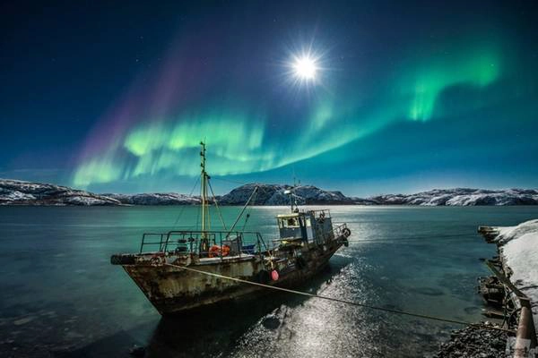 Murmansk Đây là thành phố cuối cùng được thiết lập bởi đế chế Nga Hoàng, nằm ở cực tây bắc của Liên bang Nga. Dù vậy Murmansk vẫn phát triển tương tự như những nơi khác tại Nga với hệ thống cao tốc, tàu hỏa kết nối với nhiều khu vực khác của châu Âu. Tới đây, du khách sẽ được chiêm ngưỡng những dải cực quang - hiện tượng tự nhiên kỳ thú nhất của vũ trụ. Ảnh: weirdrussia.