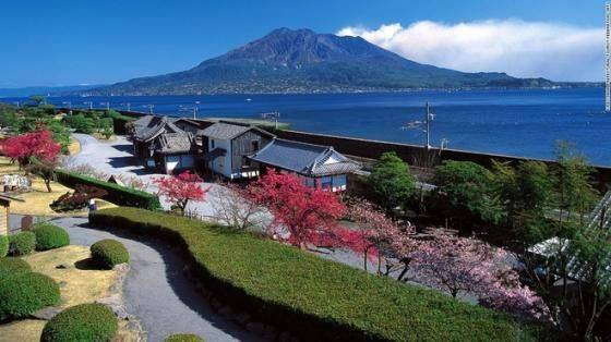 Vườn Senganen nằm dọc bờ biển phía Bắc trung tâm thành phố Kagoshima. Nơi đây được ví như một Nhật Bản thu nhỏ với những dòng suối, ao nhỏ, đền thờ và cả một khu rừng tre. Từ đây, du khách có thể nhìn ra núi lửa Sakurajima và vịnh Kagoshima. Vườn Senganen nằm dọc bờ biển phía Bắc trung tâm thành phố Kagoshima. Nơi đây được ví như một Nhật Bản thu nhỏ với những dòng suối, ao nhỏ, đền thờ và cả một khu rừng tre. Từ đây, du khách có thể nhìn ra núi lửa Sakurajima và vịnh Kagoshima.