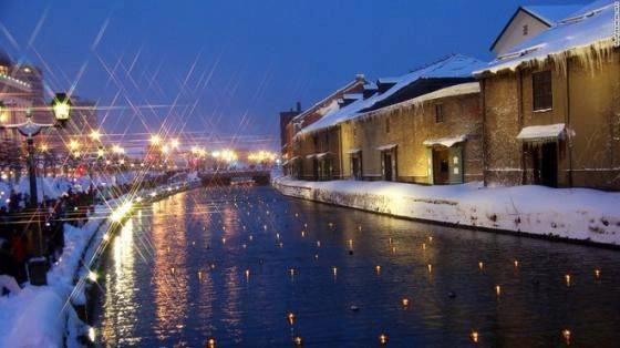 Vào tháng 2, khi diễn ra lễ hội Con đường ánh sáng tuyết Otaru ở Hokkaido, hàng trăm ngọn nến được thắp trên con kênh trong thành phố. Cùng với đèn lồng và những bức tượng tuyết, nơi đây lung linh như trong truyện cổ tích. diem-den-tua-thien-duong-o-nhat-ban-ivivu-4