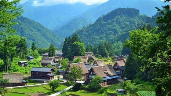 Ainokura là ngôi làng cổ nổi tiếng của Nhật Bản được UNESCO công nhận là di sản thế giới. Ngôi nhà theo phong cách truyền thống gassho cổ nhất đã ở đây khoảng 400 năm. Đến đây, du khách được chiêm ngưỡng nghệ thuật kiến trúc của người Nhật xưa với những mái nhà không dùng đinh cùng thiết kế dốc đứng để ngăn sự tích tụ của nước mưa và tuyết. diem-den-tua-thien-duong-o-nhat-ban-ivivu-7