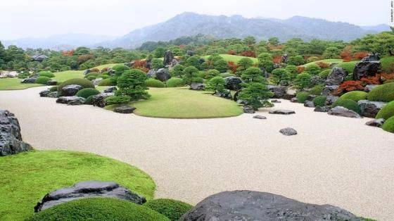 Khu vườn trong Bảo tàng nghệ thuật Adachi ở Shimane được coi là bức tranh sống động về Nhật Bản và là một trong những vườn đẹp nhất ở đất nước mặt trời mọc. Ông Adachi Zenko thành lập bảo tàng năm 1980 để thỏa niềm đam mê với cả nghệ thuật và vườn Nhật Bản. diem-den-tua-thien-duong-o-nhat-ban-ivivu-9