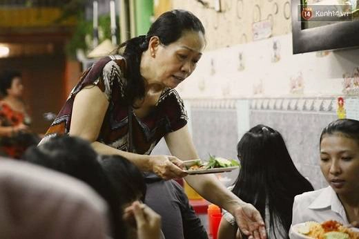 Chủ quán 47 là cô Nguyễn Thị Nghĩa, 53 tuổi, thường được gọi là cô Mười. (Nguồn: Tri Thức Trẻ) Chủ quán 47 là cô Nguyễn Thị Nghĩa, 53 tuổi, thường được gọi là cô Mười. (Nguồn: Tri Thức Trẻ)
