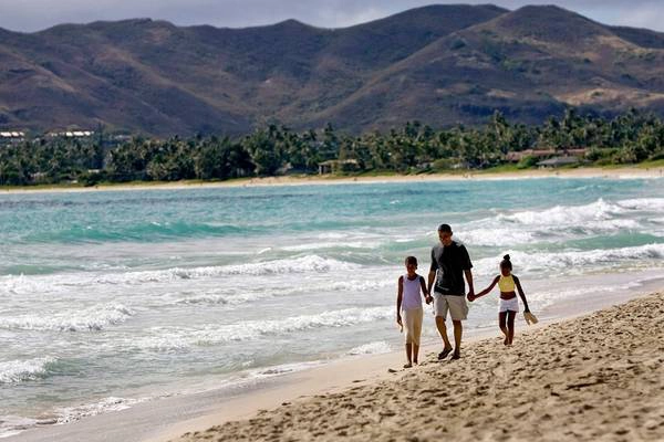 Hawaii là quần đảo du lịch nổi tiếng của Mỹ, được yêu thích với những hòn đảo xinh đẹp, bãi cát trắng mịn và nền văn hóa, ẩm thực bản địa đặc sắc. Ông Obama đã nhiều lần bày tỏ tình yêu dành cho Hawaii: “Tôi luôn cố gắng giải thích cho họ về tinh thần aloha. Tôi hoàn toàn tin tưởng rằng tinh thần đó chính là điều nước Mỹ đang tìm kiếm”. Ảnh: Paradisepointestates. Hawaii là quần đảo du lịch nổi tiếng của Mỹ, được yêu thích với những hòn đảo xinh đẹp, bãi cát trắng mịn và nền văn hóa, ẩm thực bản địa đặc sắc. Ông Obama đã nhiều lần bày tỏ tình yêu dành cho Hawaii: “Tôi luôn cố gắng giải thích cho họ về tinh thần aloha. Tôi hoàn toàn tin tưởng rằng tinh thần đó chính là điều nước Mỹ đang tìm kiếm”. Ảnh: Paradisepointestates.