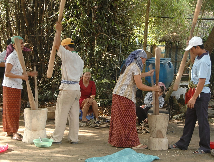 Người dân làng Phước Quới tất bật làm cốm dẹp chuẩn bị cho mùa lễ hội.