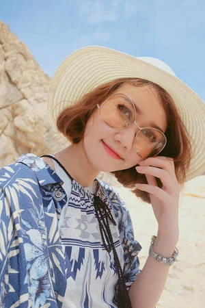 Hương Giang là diễn viên khá quen mặt trong các bộ phim trên sóng đài truyền hình quốc gia. Mới đây, cô vào vai Trâm trong phim "Sống chung với mẹ chồng" - bộ phim đang làm mưa làm gió trên truyền hình và mạng xã hội. Ngoài công việc diễn viên, Hương Giang còn làm MC, kinh doanh nhỏ và dành thời gian cho sở thích du lịch của bản thân. Hương Giang là diễn viên khá quen mặt trong các bộ phim trên sóng đài truyền hình quốc gia. Mới đây, cô vào vai Trâm trong phim "Sống chung với mẹ chồng" - bộ phim đang làm mưa làm gió trên truyền hình và mạng xã hội. Ngoài công việc diễn viên, Hương Giang còn làm MC, kinh doanh nhỏ và dành thời gian cho sở thích du lịch của bản thân.