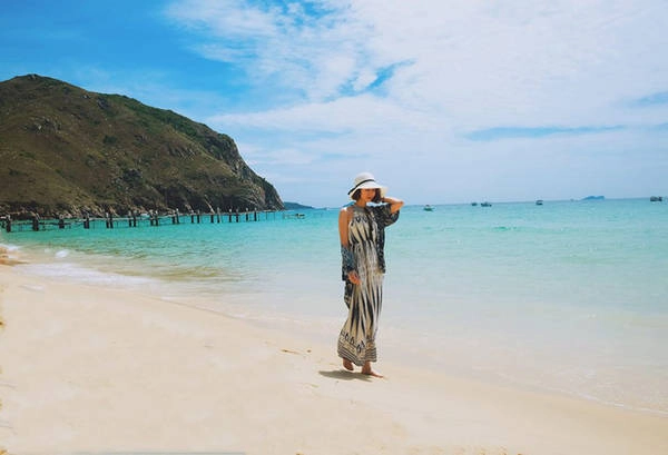 Nàng diễn viên xinh đẹp lựa chọn Quy Nhơn làm điểm đến cho kỳ nghỉ hè. Cô vừa trở về cách đây ít ngày và chia sẻ nhiều hình ảnh cũng như kinh nghiệm về chuyến đi rất chi tiết cho người đọc. Vài năm trở lại đây, Quy Nhơn luôn là cái tên rất hot trong cộng đồng đam mê dịch chuyển bởi "biển xanh nắng vàng" và nhiều đặc sản địa phương ngon "khét tiếng". Nàng diễn viên xinh đẹp lựa chọn Quy Nhơn làm điểm đến cho kỳ nghỉ hè. Cô vừa trở về cách đây ít ngày và chia sẻ nhiều hình ảnh cũng như kinh nghiệm về chuyến đi rất chi tiết cho người đọc. Vài năm trở lại đây, Quy Nhơn luôn là cái tên rất hot trong cộng đồng đam mê dịch chuyển bởi "biển xanh nắng vàng" và nhiều đặc sản địa phương ngon "khét tiếng".