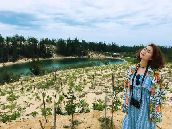 Ngoài ra, đến Quy Nhơn, bạn có thể ghé qua Eo Gió và các cồn cát đẹp dọc theo cung đường. Những địa điểm này là nơi "sống ảo" nổi tiếng trong giới phượt thủ. Hương Giang bật mí: "Bãi biển ở Eo Gió chia làm 2 khu vực, một bên không có sóng có thể tắm, một bên để chụp ảnh. Gần đó cũng có khá nhiều cồn cát đẹp, trắng xóa, bạn có thể thuê ván để chơi trượt cát và tha hồ "chụp ảnh tẹt ga". Giang còn ghé qua đầm Thị Nại với những đầm nuôi tôm cá rất lớn, khung cảnh rất nên thơ, trữ tình". Ngoài ra, đến Quy Nhơn, bạn có thể ghé qua Eo Gió và các cồn cát đẹp dọc theo cung đường. Những địa điểm này là nơi "sống ảo" nổi tiếng trong giới phượt thủ. Hương Giang bật mí: "Bãi biển ở Eo Gió chia làm 2 khu vực, một bên không có sóng có thể tắm, một bên để chụp ảnh. Gần đó cũng có khá nhiều cồn cát đẹp, trắng xóa, bạn có thể thuê ván để chơi trượt cát và tha hồ "chụp ảnh tẹt ga". Giang còn ghé qua đầm Thị Nại với những đầm nuôi tôm cá rất lớn, khung cảnh rất nên thơ, trữ tình".