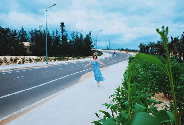 Đường ra Eo Gió rộng thênh thang và vắng vẻ, rất thích hợp để có những bộ ảnh du lịch để đời. Đường ra Eo Gió rộng thênh thang và vắng vẻ, rất thích hợp để có những bộ ảnh du lịch để đời.