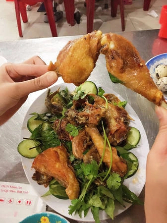 Không chỉ đắm say với cảnh sắc mà nàng diễn viên xinh đẹp cũng mê mệt thiên đường ẩm thực giá rẻ ở Quy Nhơn. Hương Giang cho biết, lần nào đứng dậy trả tiền cũng choáng vì quá rẻ. Theo kinh nghiệm của Giang, phố ăn đêm Ngô Văn Sở là nơi bạn nên ghé qua, tại đây có các món như bánh xèo, bánh tráng cuốn nhân, bún phở, nem lụi, nem nướng, đặc sản mực rim, ghẹ sữa rim... với giá chỉ từ 10.000 đồng một món, "no rụng rốn". Quán sinh tố, hoa quả dầm ngon nhất Quy Nhơn là Kim Đình trên phố Nguyễn Huệ, chỉ 18.000 đồng một cốc to, hoa quả quán rất tươi ngon, ở đây còn có bánh bèo và bánh tai vạc cũng ổn. Không chỉ đắm say với cảnh sắc mà nàng diễn viên xinh đẹp cũng mê mệt thiên đường ẩm thực giá rẻ ở Quy Nhơn. Hương Giang cho biết, lần nào đứng dậy trả tiền cũng choáng vì quá rẻ. Theo kinh nghiệm của Giang, phố ăn đêm Ngô Văn Sở là nơi bạn nên ghé qua, tại đây có các món như bánh xèo, bánh tráng cuốn nhân, bún phở, nem lụi, nem nướng, đặc sản mực rim, ghẹ sữa rim... với giá chỉ từ 10.000 đồng một món, "no rụng rốn". Quán sinh tố, hoa quả dầm ngon nhất Quy Nhơn là Kim Đình trên phố Nguyễn Huệ, chỉ 18.000 đồng một cốc to, hoa quả quán rất tươi ngon, ở đây còn có bánh bèo và bánh tai vạc cũng ổn.