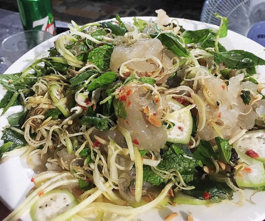 Các quán hải sản ngon nằm rải rác gần cầu Hà Thanh trên cung đường đi tới cầu Thị Nại, khá khuất chứ không sầm uất. "Mình chọn bừa quán Năm Thành nhưng ăn ngon mà giá phải chăng, sau mới biết quán Bảy thơm cũng ngon. Gà chỉ Sáu Cao phố Phạm Thị Đào, rất đông nhưng phục vụ nhanh và chu đáo. Gà chế biến khá ngon với nhiều món. Một con gà làm được 3 món mà giá chỉ có 290.000 đồng. Quán bánh xèo tôm nhảy bà Năm chân cầu Mỹ Cang cách Quy Nhơn 19 km, giá chỉ 22.000 đồng một chiếc đầy đủ gia vị rau và bánh tráng để cuốn. Tổng cộng bữa ăn chưa hết 100.000 đồng". Các quán hải sản ngon nằm rải rác gần cầu Hà Thanh trên cung đường đi tới cầu Thị Nại, khá khuất chứ không sầm uất. "Mình chọn bừa quán Năm Thành nhưng ăn ngon mà giá phải chăng, sau mới biết quán Bảy thơm cũng ngon. Gà chỉ Sáu Cao phố Phạm Thị Đào, rất đông nhưng phục vụ nhanh và chu đáo. Gà chế biến khá ngon với nhiều món. Một con gà làm được 3 món mà giá chỉ có 290.000 đồng. Quán bánh xèo tôm nhảy bà Năm chân cầu Mỹ Cang cách Quy Nhơn 19 km, giá chỉ 22.000 đồng một chiếc đầy đủ gia vị rau và bánh tráng để cuốn. Tổng cộng bữa ăn chưa hết 100.000 đồng".