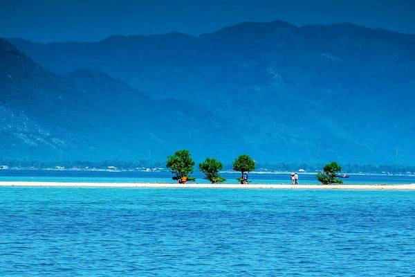 Đi bộ xuyên qua biển là điều mà có lẽ tưởng chừng như không thể. Nhưng ở Điệp Sơn (Hòn Bịp) ta có thể hòa mình vào với thiên nhiên, dưới chân là dải cát trắng mịn màng, xung quanh là đại dương bao la, trên đầu là nắng, gió.