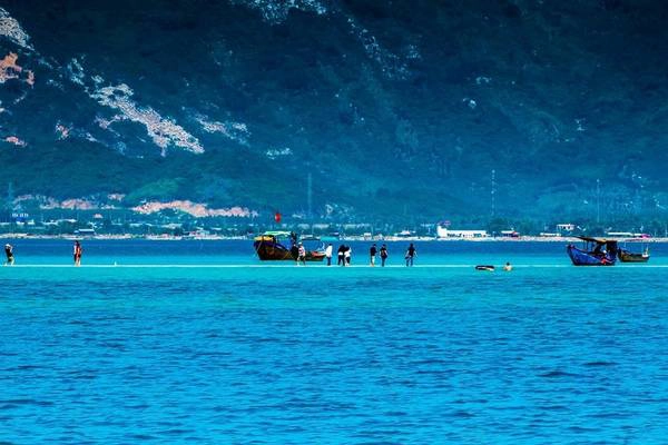 Từ một bãi biển hoang sơ, thậm chí điện và nhà vệ sinh cũng là thứ khan hiếm, khi những hình ảnh tuyệt đẹp về con đường đi bộ trên biển độc đáo nhất Việt Nam xuất hiện trên các phương tiện truyền thông, Điệp Sơn đã trở thành điểm nhất định phải đến của những du khách yêu du lịch.