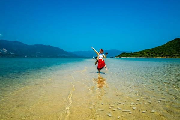 Dù mới nổi lên trong thời gian gần đây nhưng đến với Điệp Sơn, bạn có thể tham gia rất nhiều hoạt động cũng như hưởng dịch vụ: tắm trong làn nước xanh ngọc bích, chèo thuyền, chèo thúng hay lướt trên mặt biển bằng ca nô để ngắm toàn bộ khung cảnh nơi đây, ngủ lều cắm trại. Trên đảo hiện cũng có phục vụ tắm nước ngọt, nhà vệ sinh. Và không thể thiếu là những món hải sản tươi ngon được phục vụ rất nhiệt tình, giá cả phải chăng. 