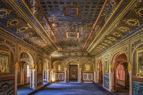 Trong quá trình xây dựng đền Taj Mahal, nhà vua Shah Jahan đã cho sử dụng rất nhiều nguyên liệu quý hiếm, khiến cho công trình mang giá trị khổng lồ. Ảnh: Vascotravel Trong quá trình xây dựng đền Taj Mahal, nhà vua Shah Jahan đã cho sử dụng rất nhiều nguyên liệu quý hiếm, khiến cho công trình mang giá trị khổng lồ. Ảnh: Vascotravel