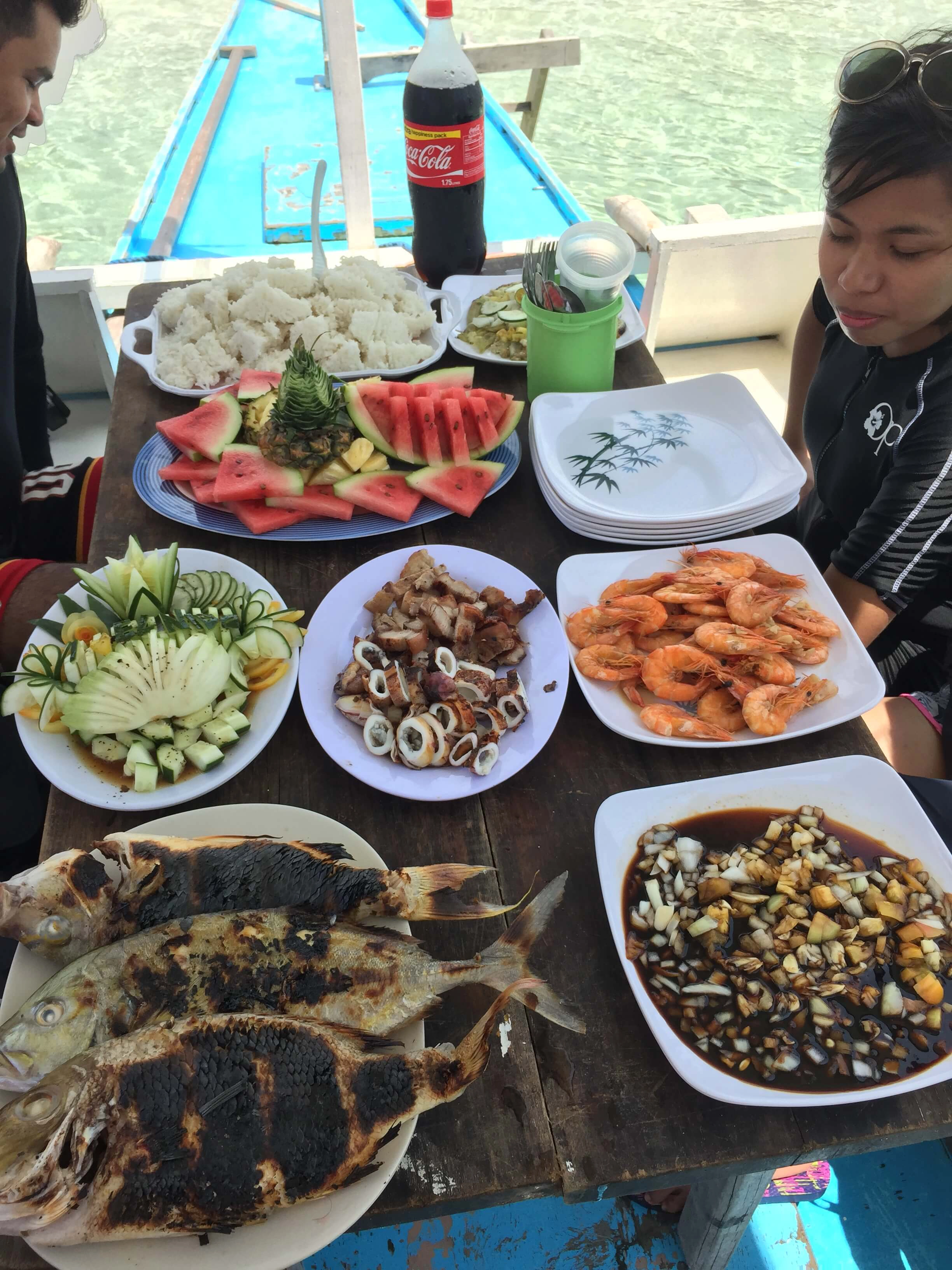 Bữa ăn trên thuyền được chuẩn bị bởi hướng dẫn viên địa phương. Ảnh: @Palawan Days