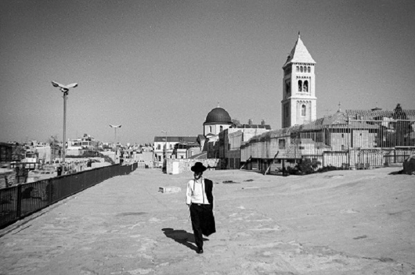 Jerusalem (hay còn gọi là Yerushalayim trong tiếng Hebrew, và Al-Quds trong tiếng Arab), là một trong những thành phố lâu đời nhất trên thế giới. Nơi đây là chứng nhân lịch sử với nhiều lần bị chinh phục, phá hủy, rồi tái thiết. Mỗi một lần được xây dựng lại, nó lại đại diện cho những mảng khác nhau của quá khứ. Ảnh: Davide Filippini. Jerusalem (hay còn gọi là Yerushalayim trong tiếng Hebrew, và Al-Quds trong tiếng Arab), là một trong những thành phố lâu đời nhất trên thế giới. Nơi đây là chứng nhân lịch sử với nhiều lần bị chinh phục, phá hủy, rồi tái thiết. Mỗi một lần được xây dựng lại, nó lại đại diện cho những mảng khác nhau của quá khứ. Ảnh: Davide Filippini.