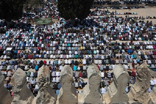 Theo Kinh Koran, Jerusalem là điểm dừng chân trong hành trình Đêm kỳ bí của Nhà tiên tri Mohammed. Do vậy, đây cũng là nơi mà các tín đồ Hồi giáo thường tới thăm Jerusalem quanh năm, đông nhất là trong tháng Ramadan. Ảnh: Team Palestina. Theo Kinh Koran, Jerusalem là điểm dừng chân trong hành trình Đêm kỳ bí của Nhà tiên tri Mohammed. Do vậy, đây cũng là nơi mà các tín đồ Hồi giáo thường tới thăm Jerusalem quanh năm, đông nhất là trong tháng Ramadan. Ảnh: Team Palestina.