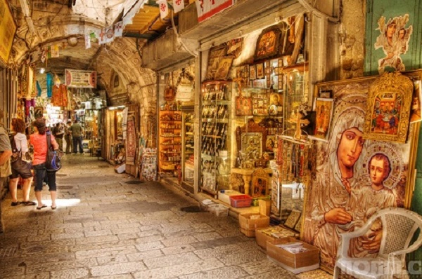 Với những lý do trên, Jerusalem trở thành thánh địa quan trọng của cả 3 tôn giáo. Nhiều du khách khi nhắc đến thành phố này, thường nghĩ ngay đến sự thiếu an toàn, chia rẽ hay xung đột. Trên thực tế, dù tồn tại 3 tôn giáo cùng một lúc nhưng những giáo dân này lại rất đoàn kết trong việc dành sự kính trọng của mình đối với vùng đất thánh. Ảnh: Noam Chen. Với những lý do trên, Jerusalem trở thành thánh địa quan trọng của cả 3 tôn giáo. Nhiều du khách khi nhắc đến thành phố này, thường nghĩ ngay đến sự thiếu an toàn, chia rẽ hay xung đột. Trên thực tế, dù tồn tại 3 tôn giáo cùng một lúc nhưng những giáo dân này lại rất đoàn kết trong việc dành sự kính trọng của mình đối với vùng đất thánh. Ảnh: Noam Chen.