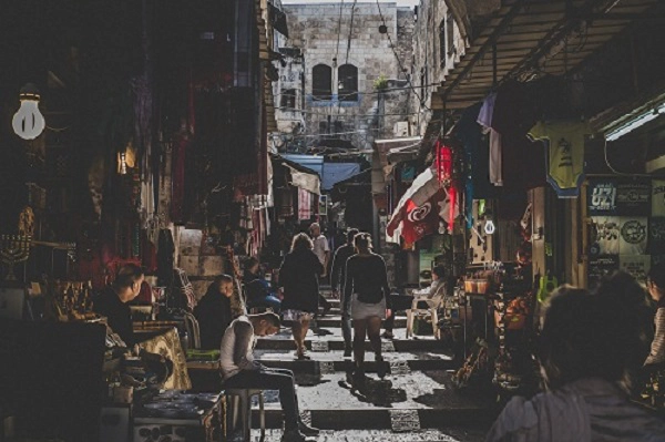 Du khách đến Jerusalem thường tập trung về khu Phố Cổ, một mê cung với những con ngõ nhỏ tồn tại hàng trăm năm. Nơi đây có 4 quảng trường, tương đương với 4 khu vực của người Do Thái, Thiên Chúa, Hồi giáo và Armenia. Tất cả được bao bọc trong một bức tường đá. Ảnh: rene.schlaefer. Du khách đến Jerusalem thường tập trung về khu Phố Cổ, một mê cung với những con ngõ nhỏ tồn tại hàng trăm năm. Nơi đây có 4 quảng trường, tương đương với 4 khu vực của người Do Thái, Thiên Chúa, Hồi giáo và Armenia. Tất cả được bao bọc trong một bức tường đá. Ảnh: rene.schlaefer.