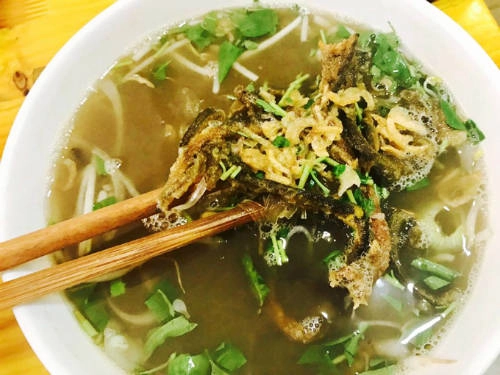 Ở Hà Nội, nổi tiếng nhất phải kể đến bún ốc Hàng Chai và bún ốc Đặng Dung, đây đều là hai quán quen của gia đình Diệu Hương. Quán ở Đặng Dung có thêm bún ốc nguội, quán sạch sẽ, quý khách.