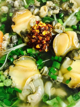 Bún ốc là tinh hoa của ẩm thực Hà thành, người nơi xa chưa ăn thì coi như chưa tới, còn người thủ đô lâu lâu không ăn lại lên cơn thèm. Bún ốc chuẩn vị không cần thêm "phụ kiện" cầu kỳ, chỉ cần vài con ốc to nhỏ, miếng cà chua chưng, "chìa khóa" nằm ở nước dùng chua thanh.