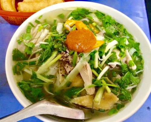 Bên cạnh việc tự nấu nướng thì Diệu Hương cũng là một người rất sành ăn, thông thạo nhiều quán xá ở Hà Nội. Mới đây, cô chia sẻ những địa chỉ ăn sáng quen thuộc trên trang cá nhân đi kèm hình ảnh, khiến người xem "rớt nước miếng": "Sáng nay không khí dịu mát, phảng phất chút se se đầu mùa, kiểu thời tiết rất dễ dụ ta sà vào các tiệm ăn, những món nóng, có nước là hợp người hợp cảnh lắm đấy".