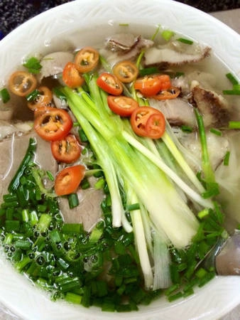 Địa chỉ đầu tiên và thường xuyên của nhà Diệu Hương là quán phở gà Châm ở Yên Ninh. Bà mẹ hai con nhận xét: "Nhiều người nói đây là phở "chém" nhưng Hương thấy cũng tương xứng với chất lượng. Gà chắc, giòn nhưng không khô. Nước đậm đà, quán sạch sẽ. Phở gà dễ nấu nhưng khó ngon các bạn ạ. Đây là quán phở gà ngon. Giá khoảng từ 60.000 đồng trở lên".