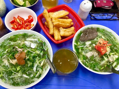 Gia đình nữ diễn viên cũng thường xuyên ghé quán phở bò Thành Long ở Láng Hạ (là một trong những nhánh của phở Lý Quốc Sư nổi tiếng). Theo nhận xét của cô thì vị phở không bị Tây hoá cũng không bị gây, nước thanh, vị đậm, khá tinh và hơi nhiều thịt. Giá cũng tầm 50.000 - 60.000 đồng